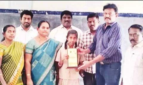 போட்டியில் வெற்றிபெற்ற மாணவிக்கு பரிசு வழங்கப்பட்ட காட்சி.