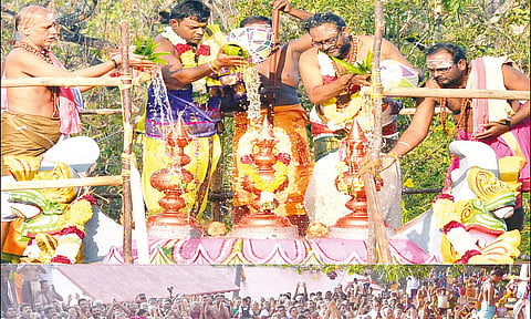 கும்பாபிஷேகம் நடைபெற்றதை படத்தில் காணலாம்.