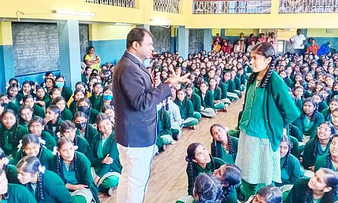 மாணவிகளுக்கு மனஅழுத்தத்தில் இருந்து விடுபட பயிற்சி அளிக்கப்பட்டது.