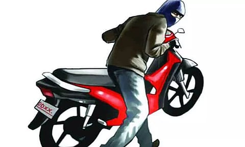 ஆலங்குடியில் இருசக்கர வாகனம் திருட்டு