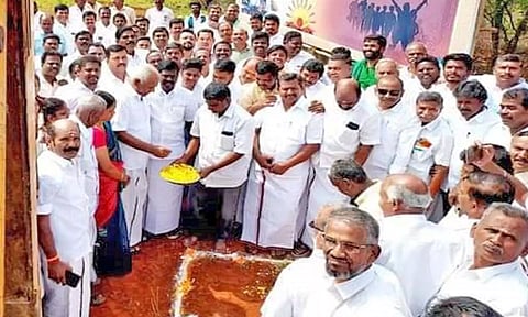 அடிக்கல் நாட்டு விழாவில் கலந்து கொண்டவர்களை படத்தில் காணலாம்.