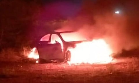 காதலியுடன் ஏற்பட்ட சண்டையில் ரூ.70 லட்சம் மதிப்புள்ள சொகுசு காருக்கு தீ வைத்து எரித்த காதலன்