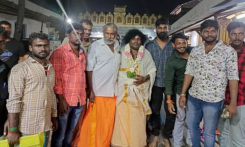 நடிகர் யோகிபாபு கன்னியாகுமரி பகவதி அம்மன் கோவிலில்  தரிசனம் செய்துவிட்டு வந்தபோது எடுத்த படம்&nbsp;