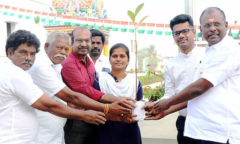 விழாவில் பொதுமக்களுக்கு மரக்கன்றுகள் வழங்கப்பட்டது.