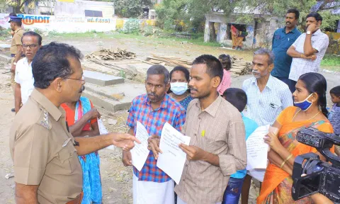 தர்ணாவில் ஈடுபட்ட விவசாயிகளுடன் போலீசார் பேச்சுவார்த்தை நடத்திய காட்சி.