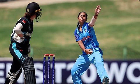 ஜூனியர் மகளிர் உலகக் கோப்பை அரையிறுதி: பார்ஷவி சோப்ரா சுழலில் நியூசிலாந்து 107 ரன்னில் ஆல் அவுட்