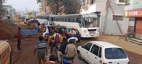 வேலூர் ஆற்காடு சாலையில் போக்குவரத்து நெரிசலில் சிக்கி தவிக்கும் வாகனங்கள்.