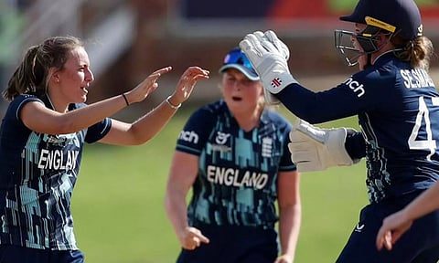 ஆஸ்திரேலியாவுக்கு அதிர்ச்சி அளித்த இங்கிலாந்து - 3 ரன்னில் வீழ்த்தி இறுதிக்கு முன்னேறியது