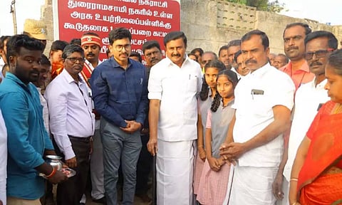 வெள்ளகோவிலில் பள்ளி வகுப்பறை கட்டும் பணி - அமைச்சர் தொடங்கி வைத்தார்