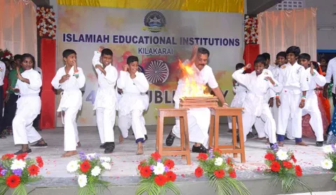 இஸ்லாமியா கல்வி நிறுவனங்களின் தாளாளர் எம்.எம்.கே. முகைதீன் இப்ராஹிம் 5 ஓடுகளை ஒரே அடியில் அடித்து சிதறடித்தார்.
