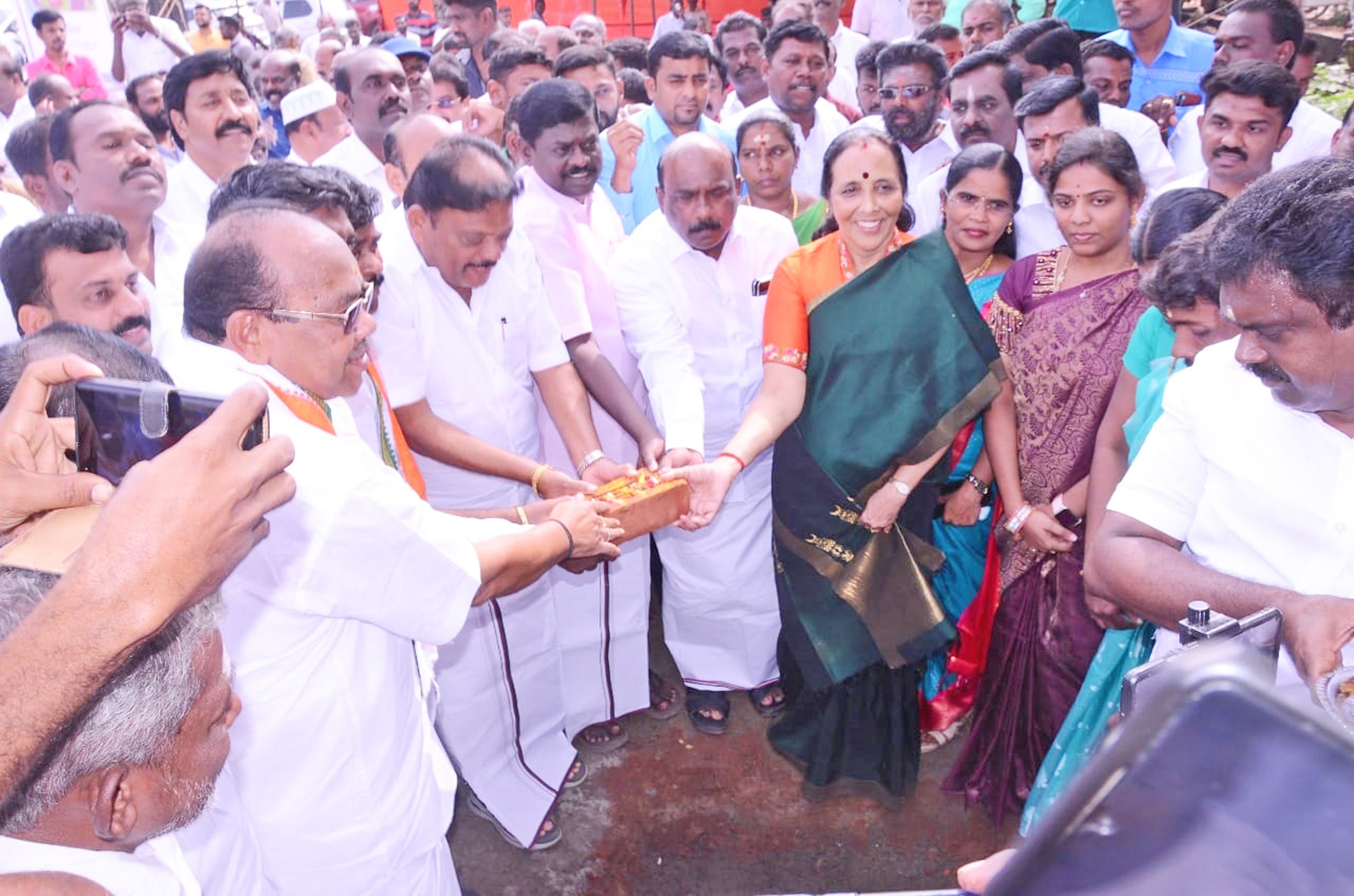 அடிக்கல் நாட்டு விழா நடந்த போது எடுத்த படம்.