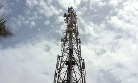 செல்போன் கோபுரம் மீது ஏறி மிரட்டல் விடுத்த பெண் மீது வழக்கு