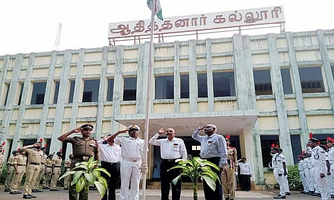 விழாவில் தேசிய கொடிக்கு மரியாதை செலுத்தப்பட்டது.