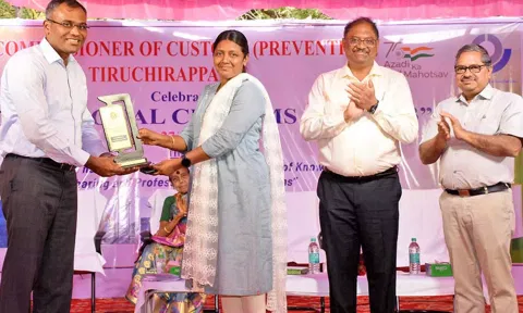 இன்ஸ்பெக்டர் விஜயஅனிதாவுக்கு திருச்சி சுங்க ஆணையர் அணில் விருது வழங்கிய காட்சி.
