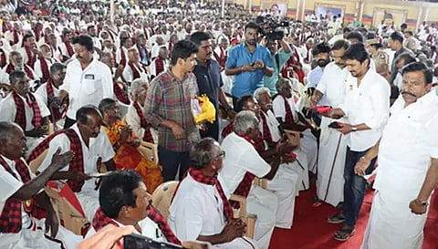 எடப்பாடியில் நடந்த விழாவில்  தி.மு.க. மூத்த தொண்டர்களுக்கு  பொற்கிழியை அமைச்சர் உதயநிதி ஸ்டாலின்  வழங்கிய போது எடுத்த படம்.  அருகில் அமைச்சர் கே.என். நேரு,  மேற்கு மாவட்ட செயலாளர் டி.எம்.செல்வகணபதி உள்பட பலர் உள்ளனர்.