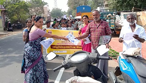 விழிப்புணர்வு துண்டு பிரசுரம் வழங்கியபோது எடுத்த படம்.