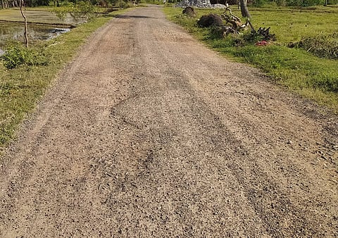 சீரமைக்கப்படாத சாலையை படத்தில் காணலாம்.