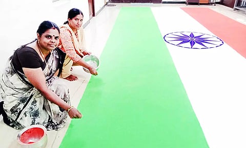 &nbsp;பெண் வரைந்த பிரமாண்ட தேசிய கொடி கோலம்.