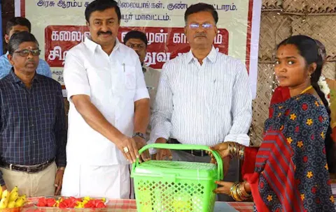 நிகழ்ச்சியில் ஒரு பெண்ணுக்கு மருந்து பெட்டகத்தை  அமைச்சர் மு.பெ.சாமிநாதன் வழங்கிய காட்சி.&nbsp;