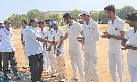 கிரிக்கெட் போட்டியை தொடங்கி வைத்த பி.எஸ்.ஆர். கல்வி குழுமங்களின் தாளாளர் ஆர்.சோலைசாமிக்கு வீரர்கள் அறிமுகம் செய்து வைக்கப்பட்டனர்.