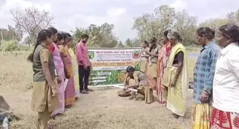 விவசாயிகளுக்கு மாணவிகள் செயல்முறை விளக்கம்
