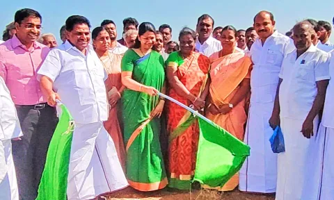 கடம்பா குளம் தூர்வாரும் பணியினை கனிமொழி எம்.பி., அமைச்சர் அனிதா ராதாகிருஷ்ணன் ஆகியோர் கொடியசைத்து தொடங்கி வைத்த காட்சி.