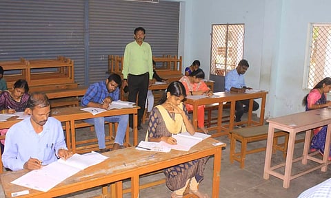 டவுனில் ஒரு மையத்தில் தேர்வு எழுதியவர்களை படத்தில் காணலாம்.