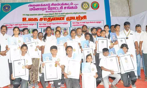 சாதனை படைத்த மாணவர்களுக்கு சான்றிதழ் வழங்கப்பட்டது.