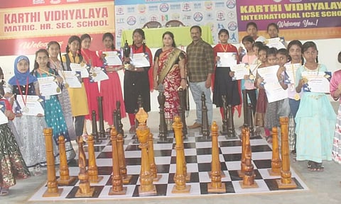 வெற்றி பெற்ற மாணவர்களுக்கு சான்றிதழ் வழங்கபப்பட்டது.