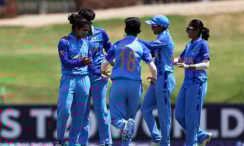 ஜூனியர் மகளிர் உலகக்கோப்பை வெல்ல இந்திய அணிக்கு 69 ரன்கள் இலக்கு நிர்ணயித்தது இங்கிலாந்து
