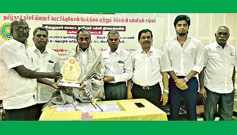 கூட்டத்தில் சென்னை ஜெயா கல்வி குழுமங்களின் நிறுவன தலைவரும்,சங்க தலைவருமான டாக்டர் கனகராஜூக்கு விருதுநகர் மாவட்ட தலைவர் ராமராஜ் பொன்னாடை அணிவித்து நினைவு பரிசு வழங்கினார்.