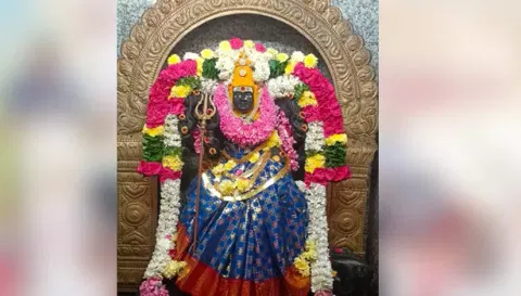 சிறப்பு அலங்காரத்தில் அருள்பாலித்த சுவாமி.