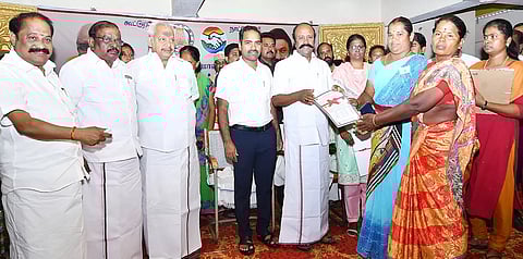 மகளிர் சுய உதவிக்குழுவினருக்கு கடன் தள்ளுபடிக்கான சான்றிதழை அமைச்சர் பெரியகருப்பன் வழங்கினார். அருகில் கலெக்டர் மதுசூதன்ரெட்டி மற்றும் பலர் உள்ளனர்.