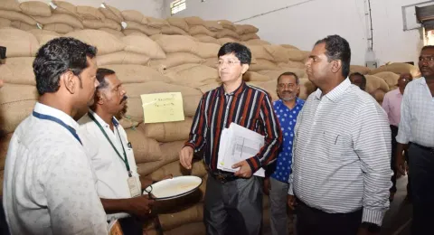 தோப்பூர் நெல் சேமிப்பு கிடங்கில் அரசு செயலர் ராதாகிருஷ்ணன் ஆய்வு செய்தார். அருகில் கலெக்டர் அனீஷ்சேகர் உள்ளார்.&nbsp;
