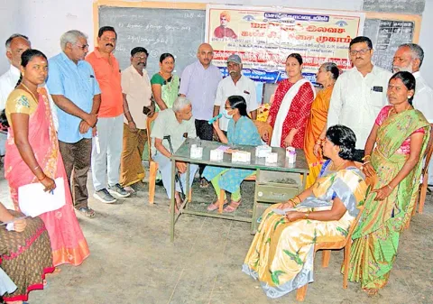 கண் சிகிச்சை முகாம் நடந்த போது எடுத்த படம்.