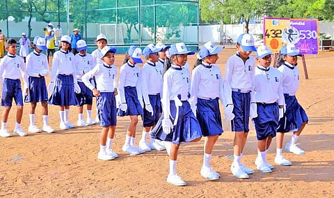 விளையாட்டு விழாவில் பங்கேற்ற மாணவ-மாணவிகள்.