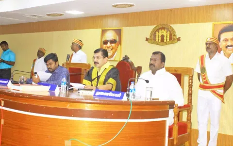 கூட்டத்தில் மேயர் சரவணன் பேசிய போது எடுத்த படம். அருகில் துணை மேயர் கே.ஆர்.ராஜூ, கமிஷனர் சிவகிருஷ்ணமூர்த்தி உள்ளனர்.