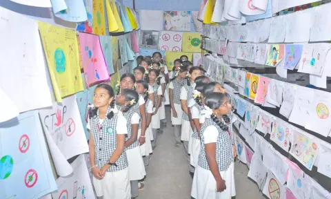 போதைப்பொருட்களுக்கு எதிரான விழிப்புணர்வு ஓவியங்களை மாணவ-மாணவிகள் பார்வையிட்டனர்.