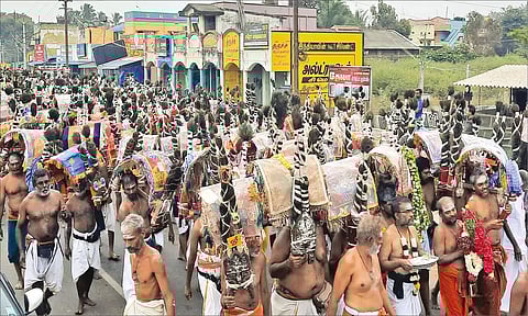 பாதயாத்திரை பயணம் மேற்கொள்ளும் நகரத்தார் காவடிகள்.