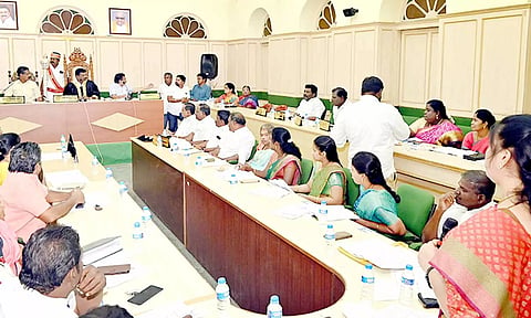 கும்பகோணம் மாநகராட்சி கூட்டம் நடந்தது.