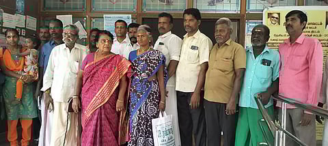 தாலுகா அலுவலகத்தை  முற்றுகையிட்டவர்களை படத்தில் காணலாம்