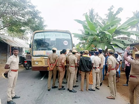 அரசு பஸ்சை முற்றுகையிட்டு பொதுமக்கள் போராட்டம்