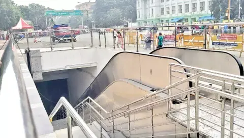 சென்னை மெமோரியல்ஹால் அருகே பொதுமக்கள் சாலையை கடக்க எஸ்கலேட்டருடன் சுரங்கப் பாதை