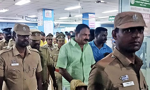 தி.மு.க. ஒன்றிய செயலாளர் மாணிக்கத்தை போலீசார் கைது செய்து மருத்துவ பரிசோதனைக்காக ஆஸ்பத்திரிக்கு அழைத்து வந்த காட்சி.