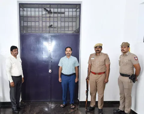 சிவகங்கை மாவட்ட கலெக்டர் அலுவலக வளாகத்தில் பாதுகாக்கப்பட்டு வரும் மின்னணு வாக்குப்பதிவு எந்திரங்கள் வைக்கப்பட்டுள்ள அறையை கலெக்டர் மதுசூதன்ரெட்டி பார்வையிட்டு ஆய்வு செய்தார். அருகில் தேர்தல் தாசில்தார் மாணிக்கவாசகம் உள்ளார்.
