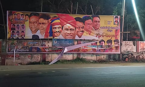பா.ம.க. பேனர் கிழிக்கப்பட்டுள்ளது.