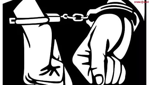 ஆயுதங்களுடன் பதுங்கியிருந்த 2 பேர் கைது