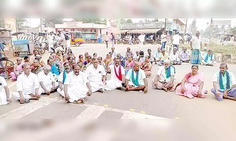 சாலைமறியலில் ஈடுபட்ட விவசாயிகள்.