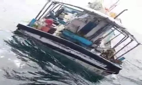 கடலில் தத்தளித்த  படகு