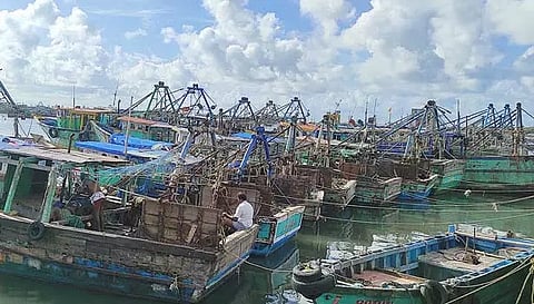 நெல்லை-தூத்துக்குடியில் மீனவர்கள் கடலுக்கு செல்லவில்லை